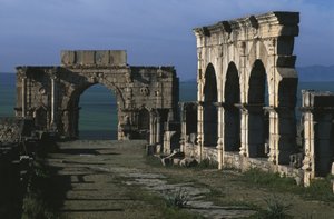 Portiek op de Decumanus Maximus en triomfboog van Caracalla